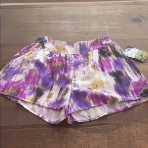NWT women’s Lily White shorts with pockets size 8